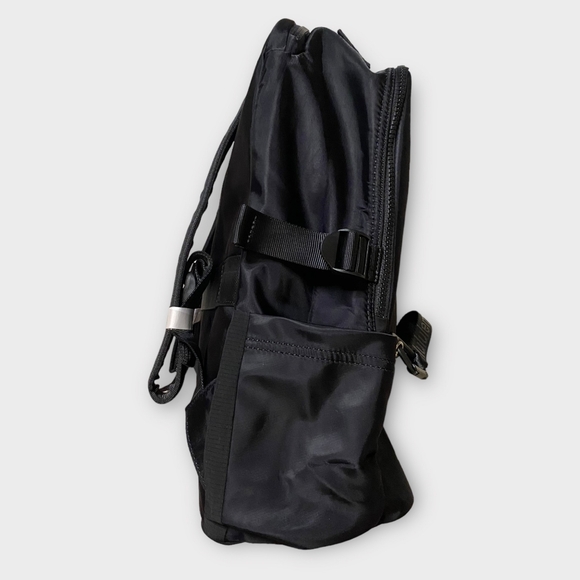 Lululemon New Crew Backpack 22 L with Keychain in Black - OPEN TO GOOD O… - Picture 11 of 12